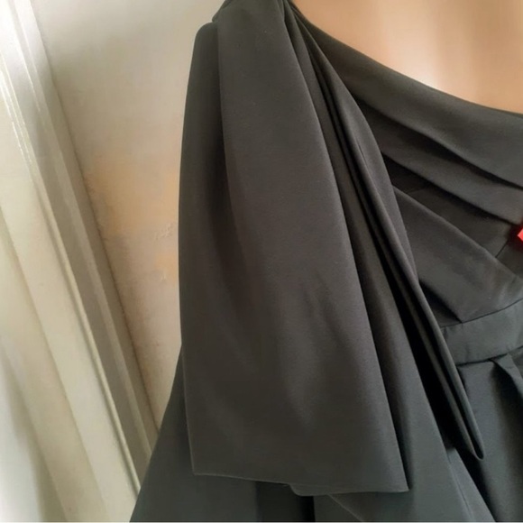 Carolina Herrera Black Silk fit and flare dress with large bow size US 2, 6 - Picture 9 of 9